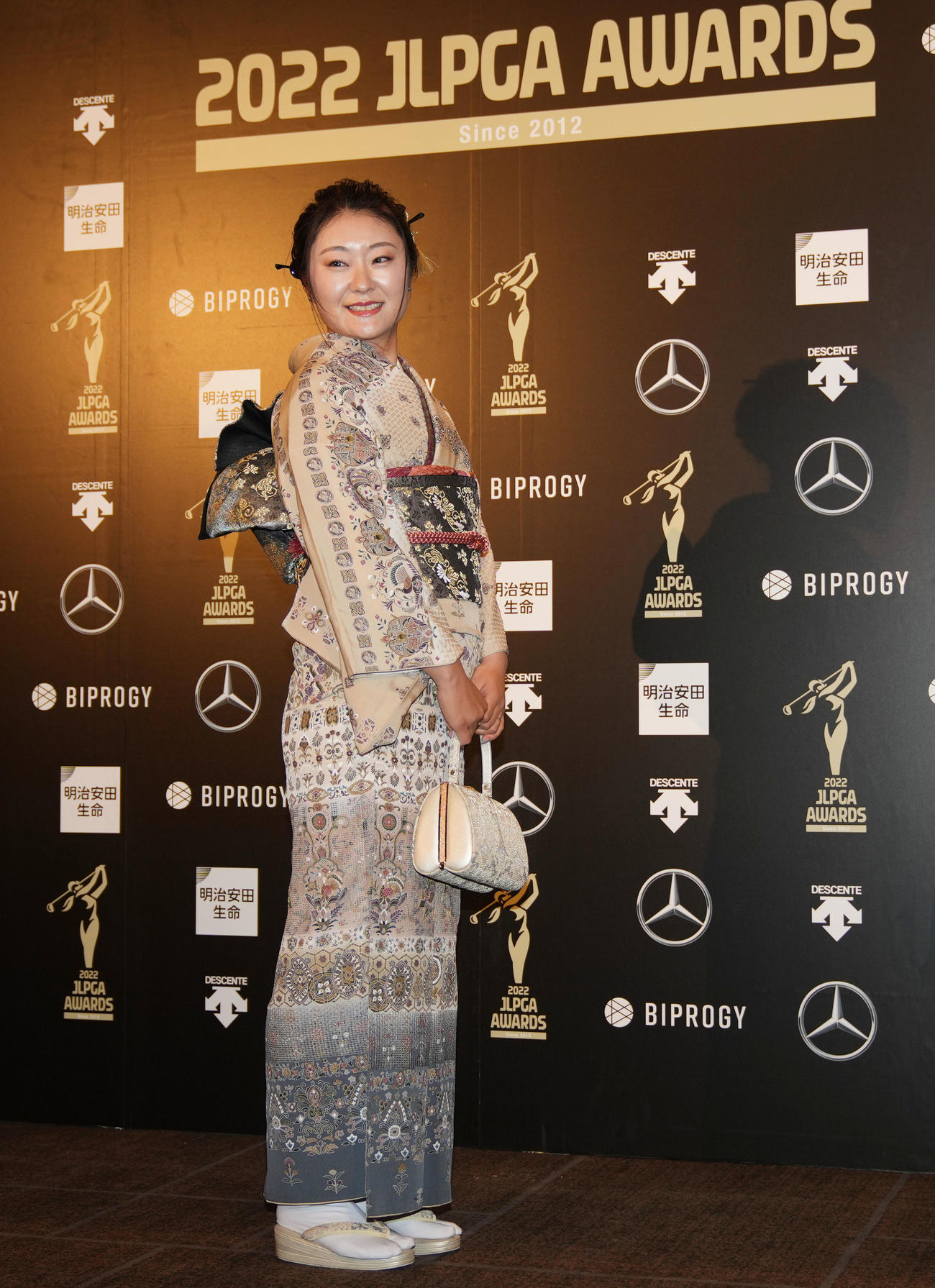 JLPGAアワードのフォトコールで衣装を披露する藤田（撮影・狩俣裕三）
