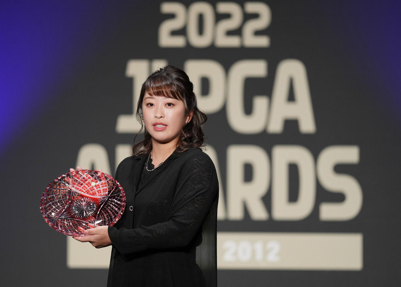 JLPGAアワードで栄誉賞を受賞し、記念撮影をする西郷（撮影・狩俣裕三）