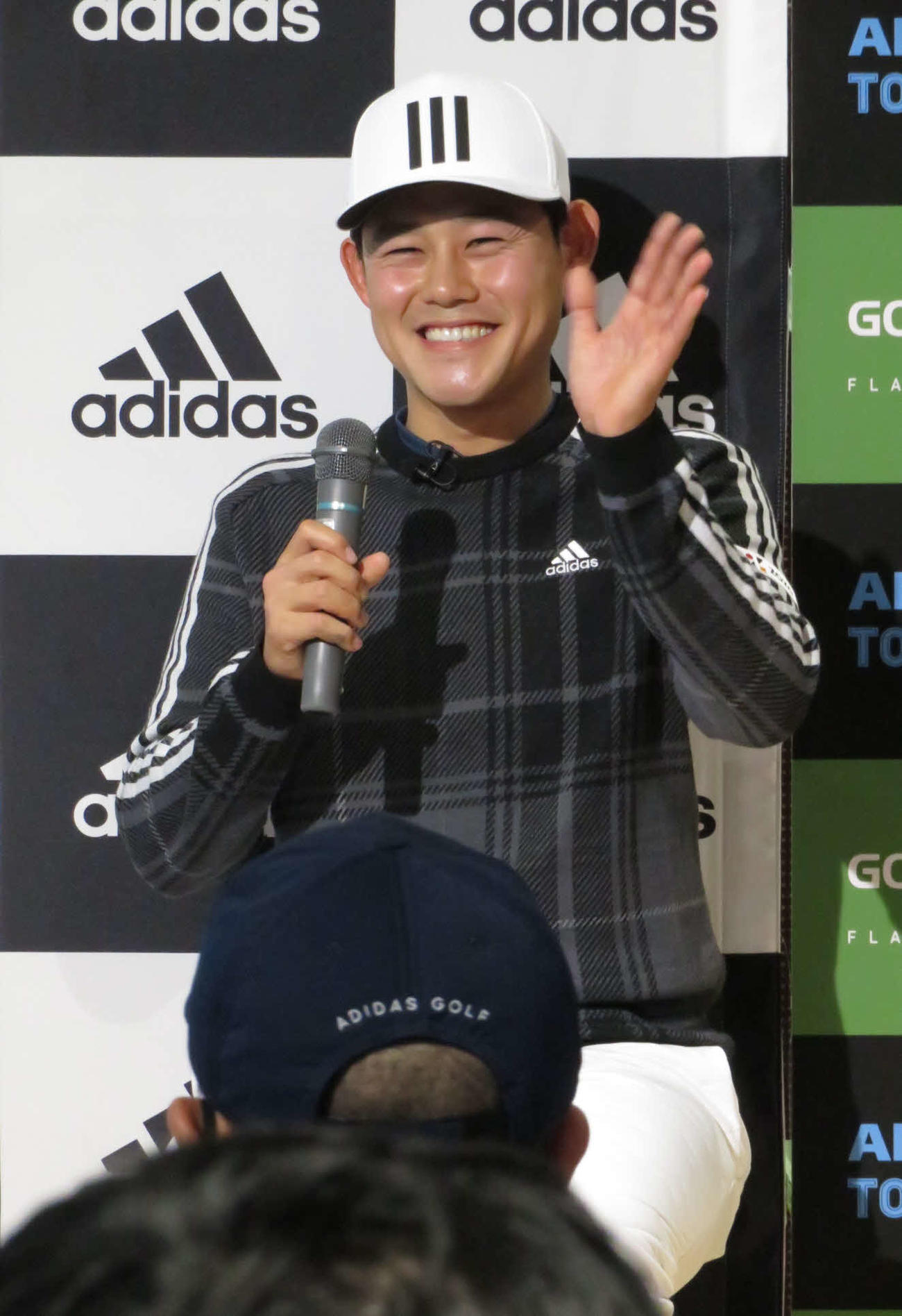 ファンとの交流イベントに参加し、笑顔で手を振る大西魁斗