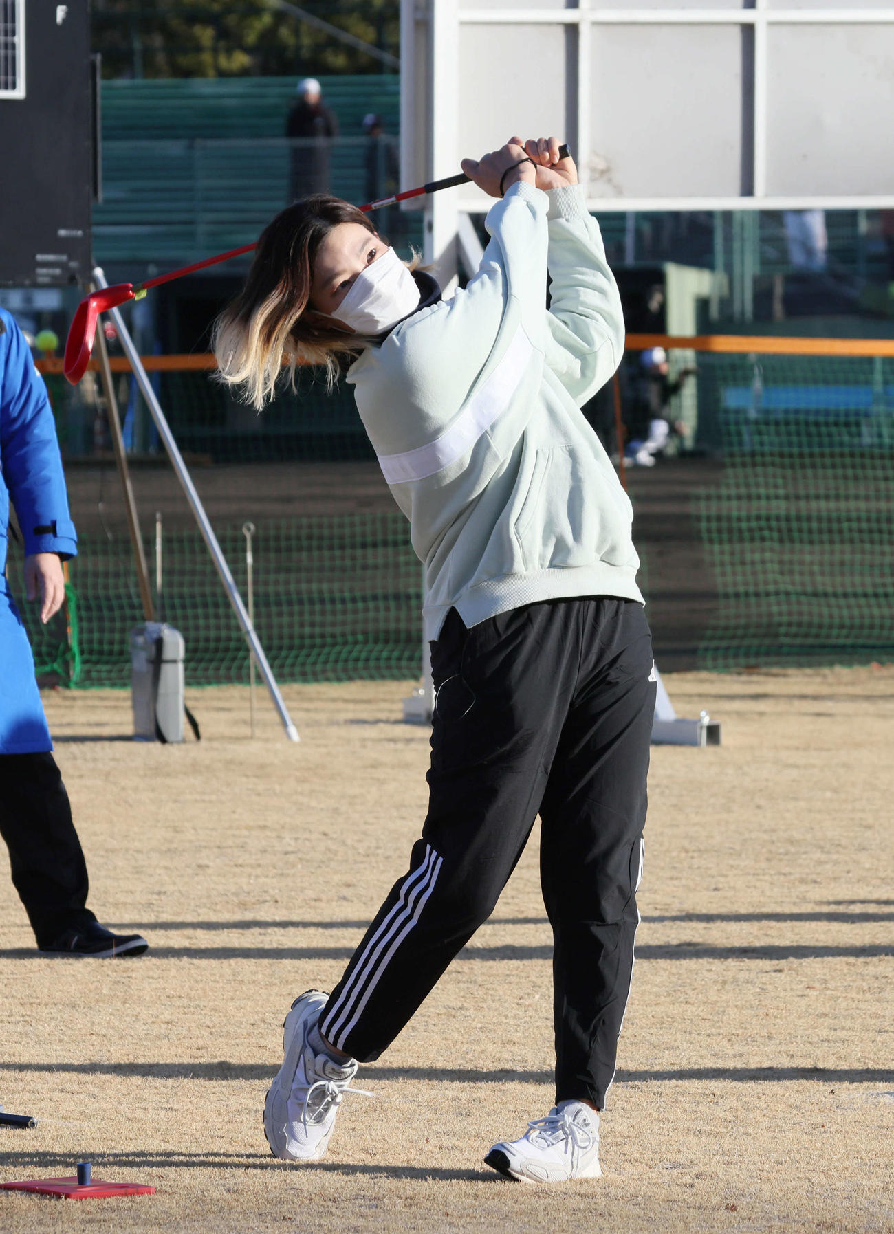 渋野日向子杯第1回岡山県ソフトボール大会　スナッグゴルフ教室で手本をみせる渋野（撮影・加藤孝規）