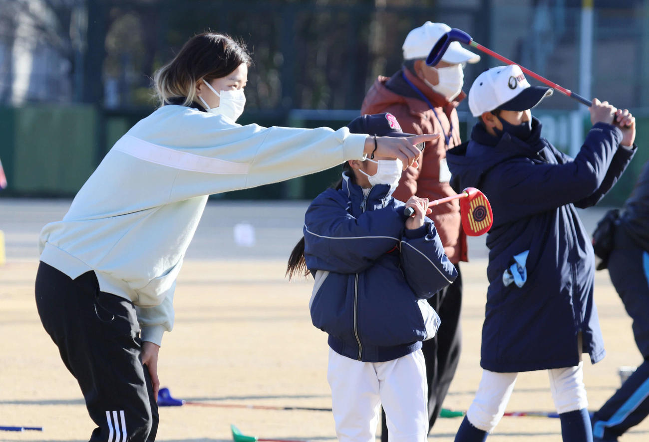 渋野日向子杯第1回岡山県ソフトボール大会　スナッグゴルフ教室で小学生にアドバイスする渋野（左）（撮影・加藤孝規）