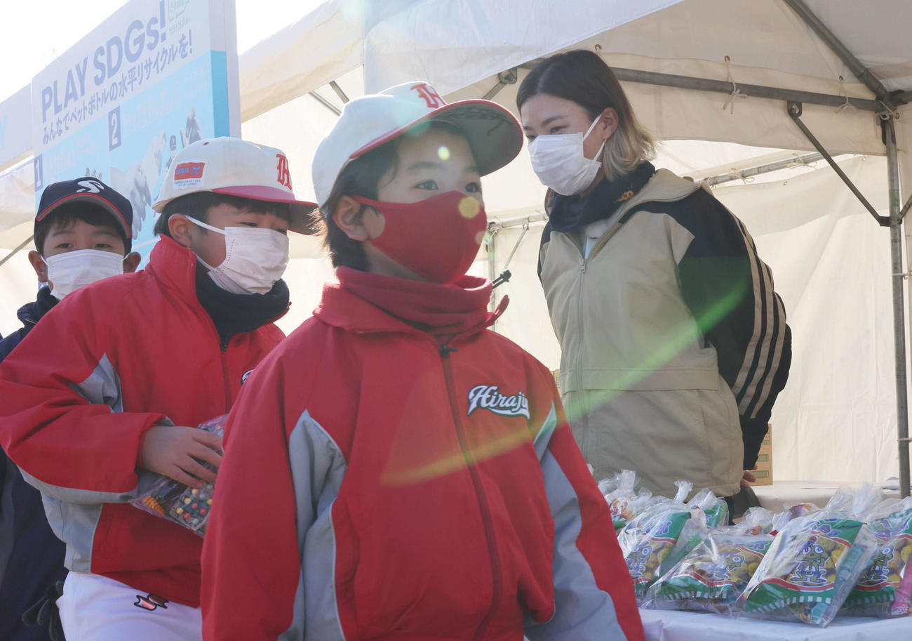 渋野日向子杯第1回岡山県ソフトボール大会　スナッグゴルフ教室参加者にお菓子をプレゼントする渋野（右）（撮影・加藤孝規）