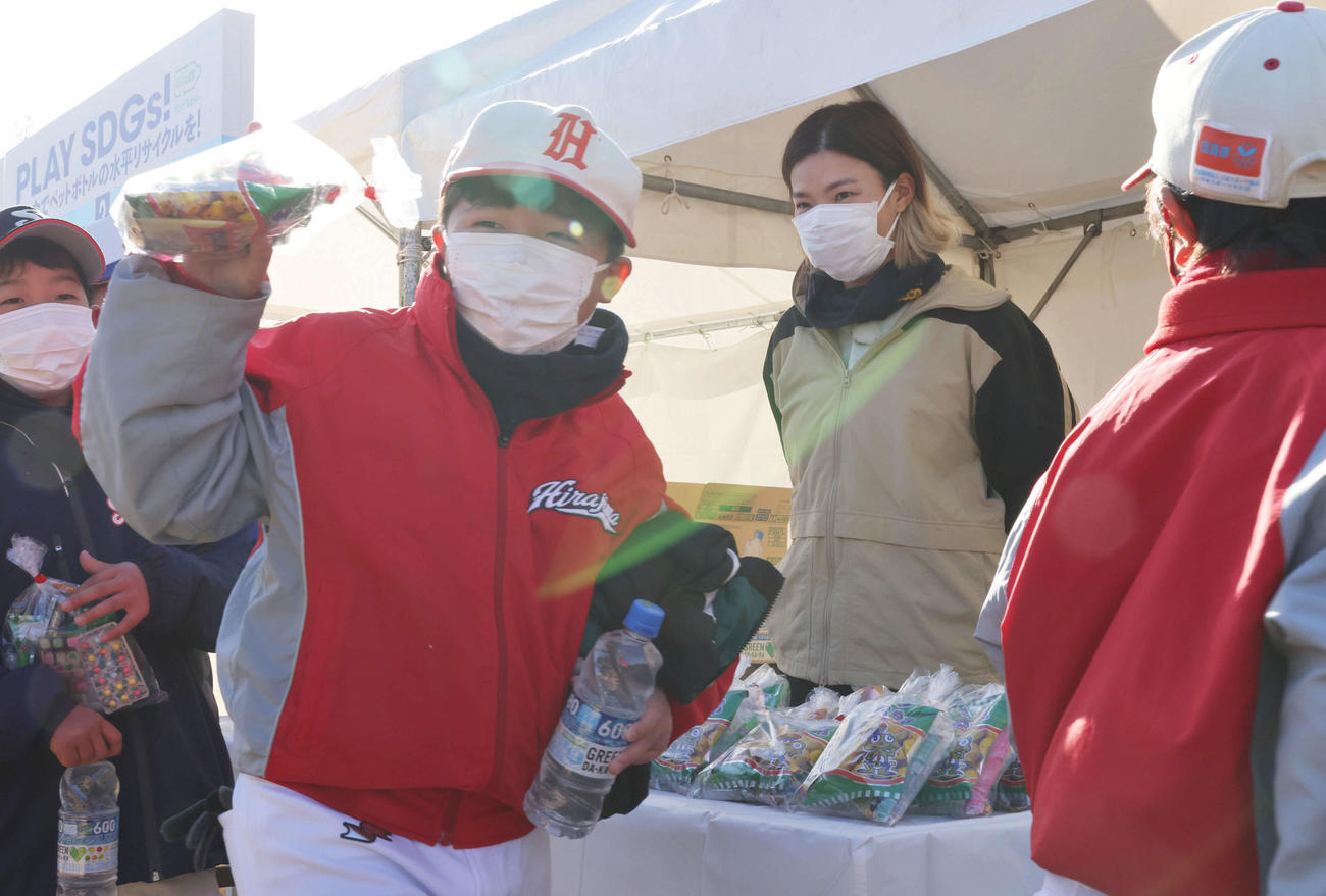 渋野日向子杯第1回岡山県ソフトボール大会　スナッグゴルフ教室参加者にお菓子をプレゼントする渋野（右）（撮影・加藤孝規）