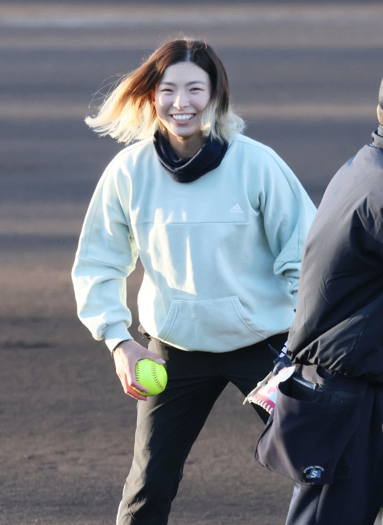 渋野日向子杯第1回岡山県ソフトボール大会　始球式で投げた渋野（撮影・加藤孝規）