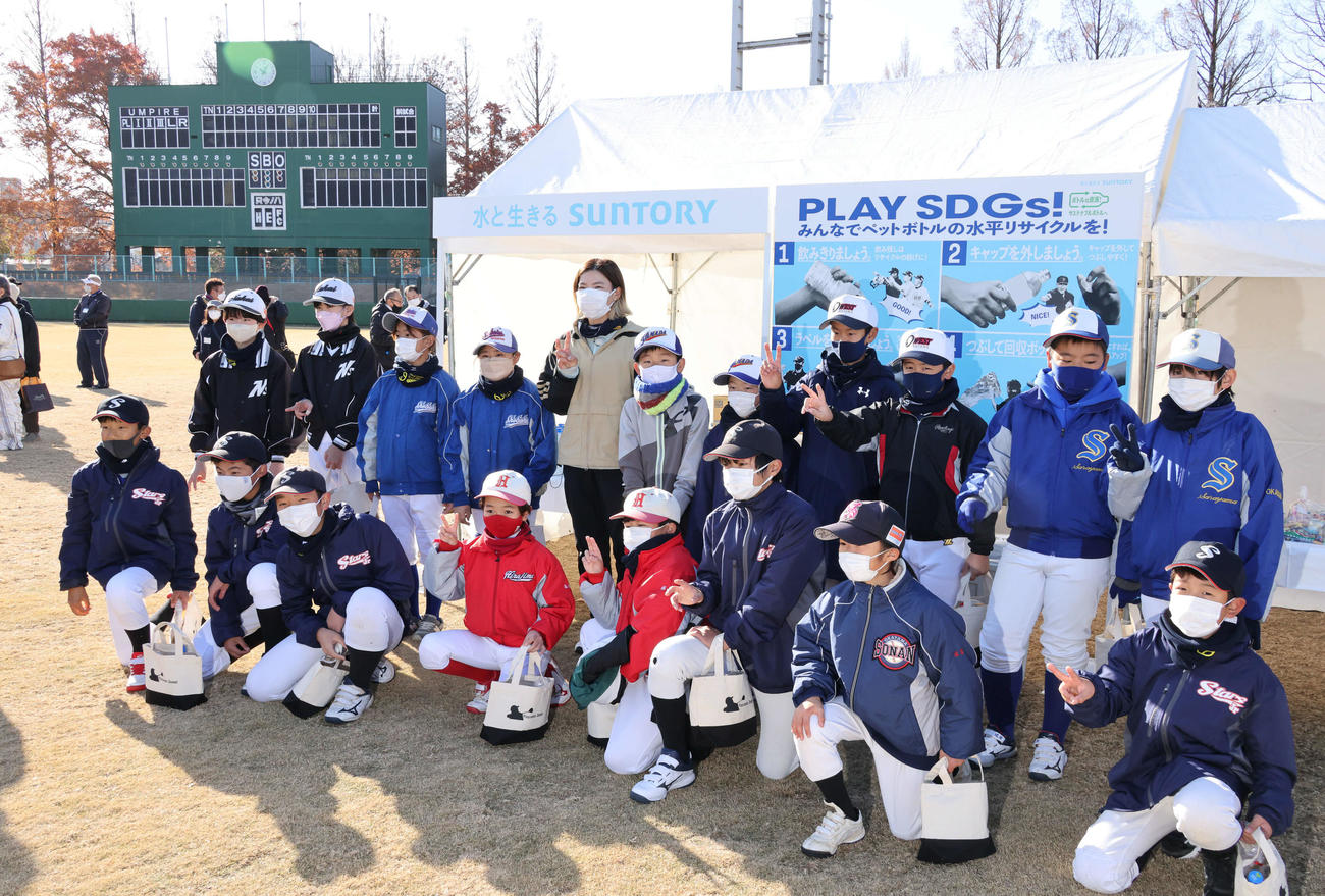 渋野日向子杯第1回岡山県ソフトボール大会　スナッグゴルフ教室参加者と記念写真におさまる渋野（中央）（撮影・加藤孝規）