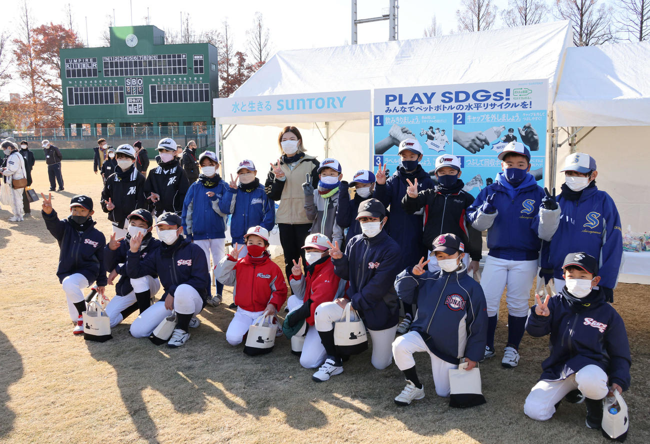 渋野日向子杯第1回岡山県ソフトボール大会　スナッグゴルフ教室参加者と記念写真におさまる渋野（中央）（撮影・加藤孝規）