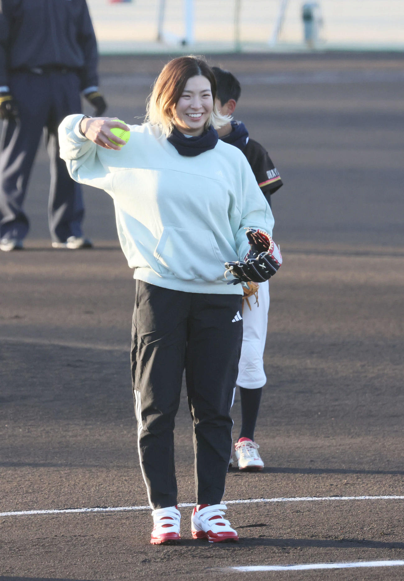 渋野日向子杯第1回岡山県ソフトボール大会　始球式で投げる渋野（撮影・加藤孝規）