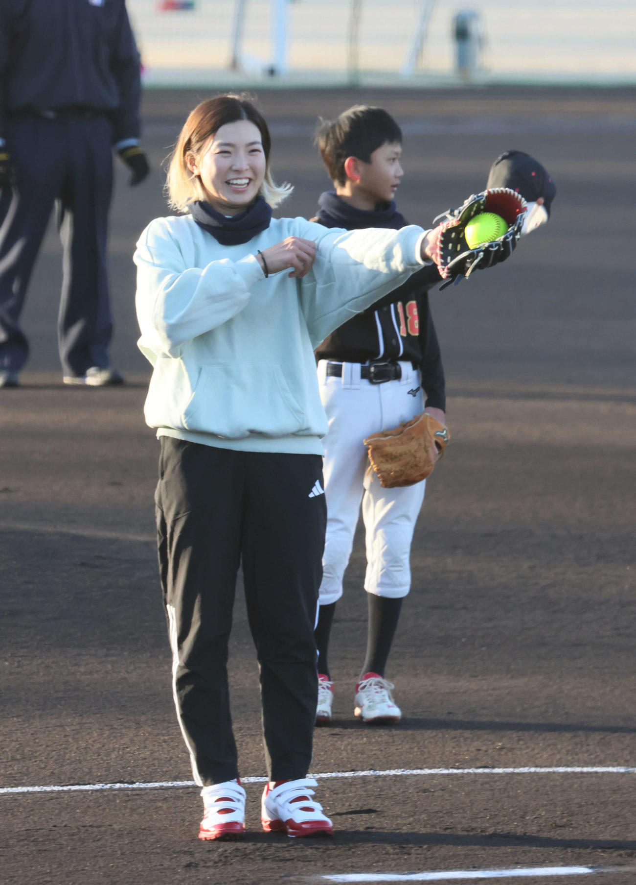 渋野日向子杯第1回岡山県ソフトボール大会　始球式で投げる渋野（撮影・加藤孝規）