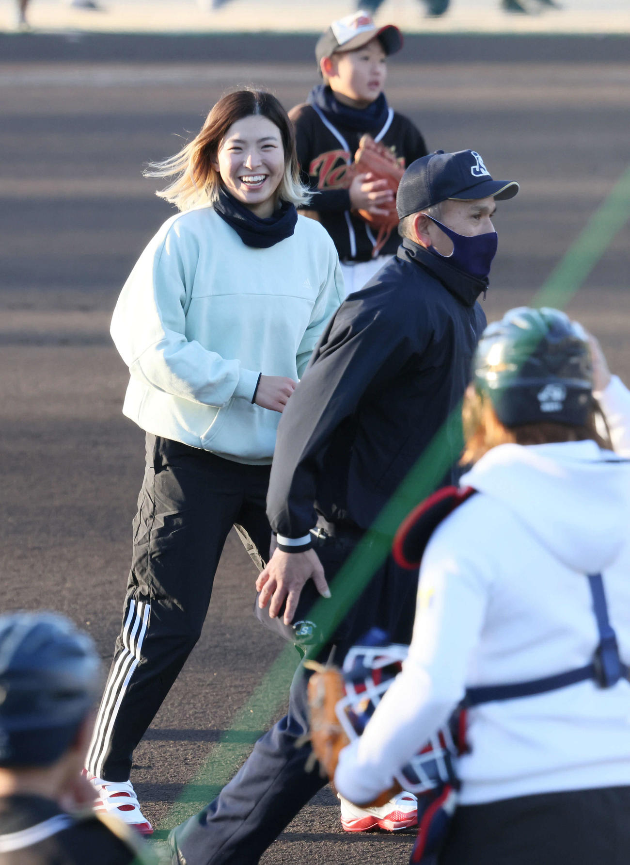 渋野日向子杯第1回岡山県ソフトボール大会　始球式で投げた渋野（撮影・加藤孝規）