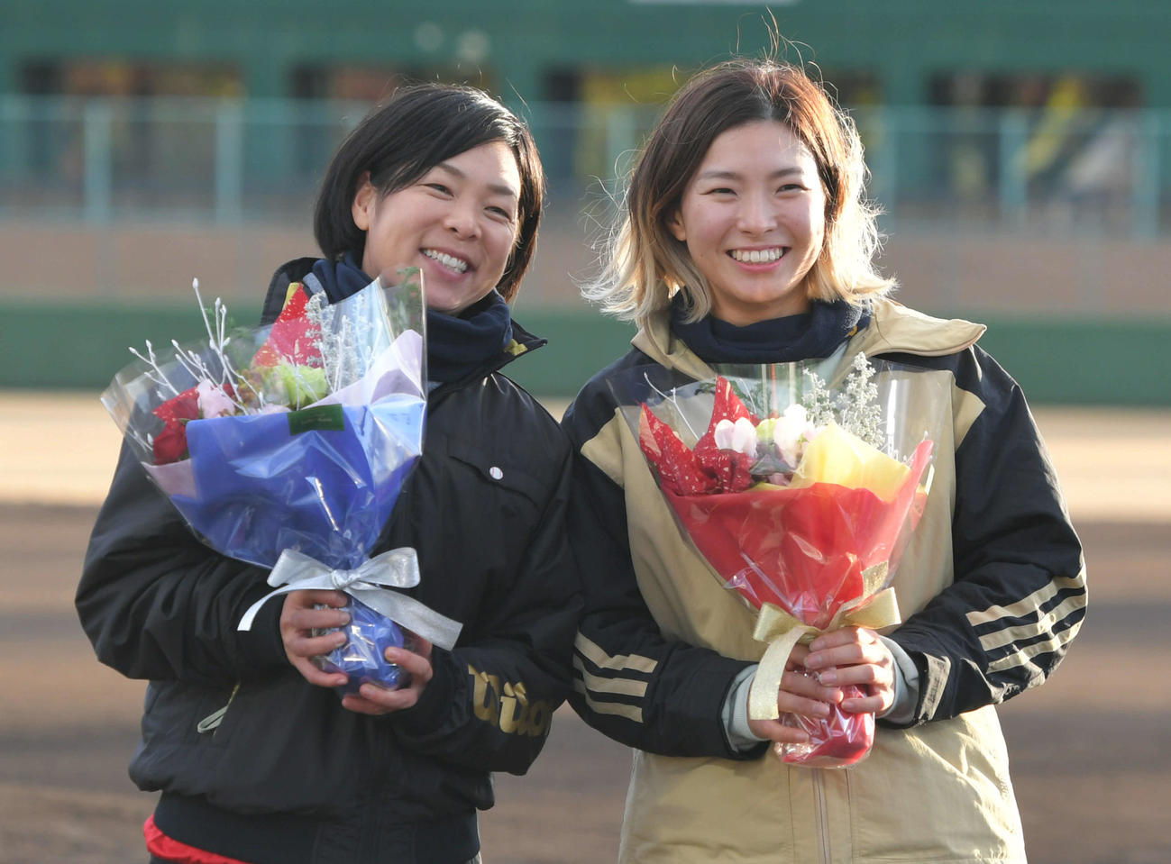 渋野日向子杯第1回岡山県ソフトボール大会　表彰式で花束を受け取る渋野（右）と原田のどか選手
