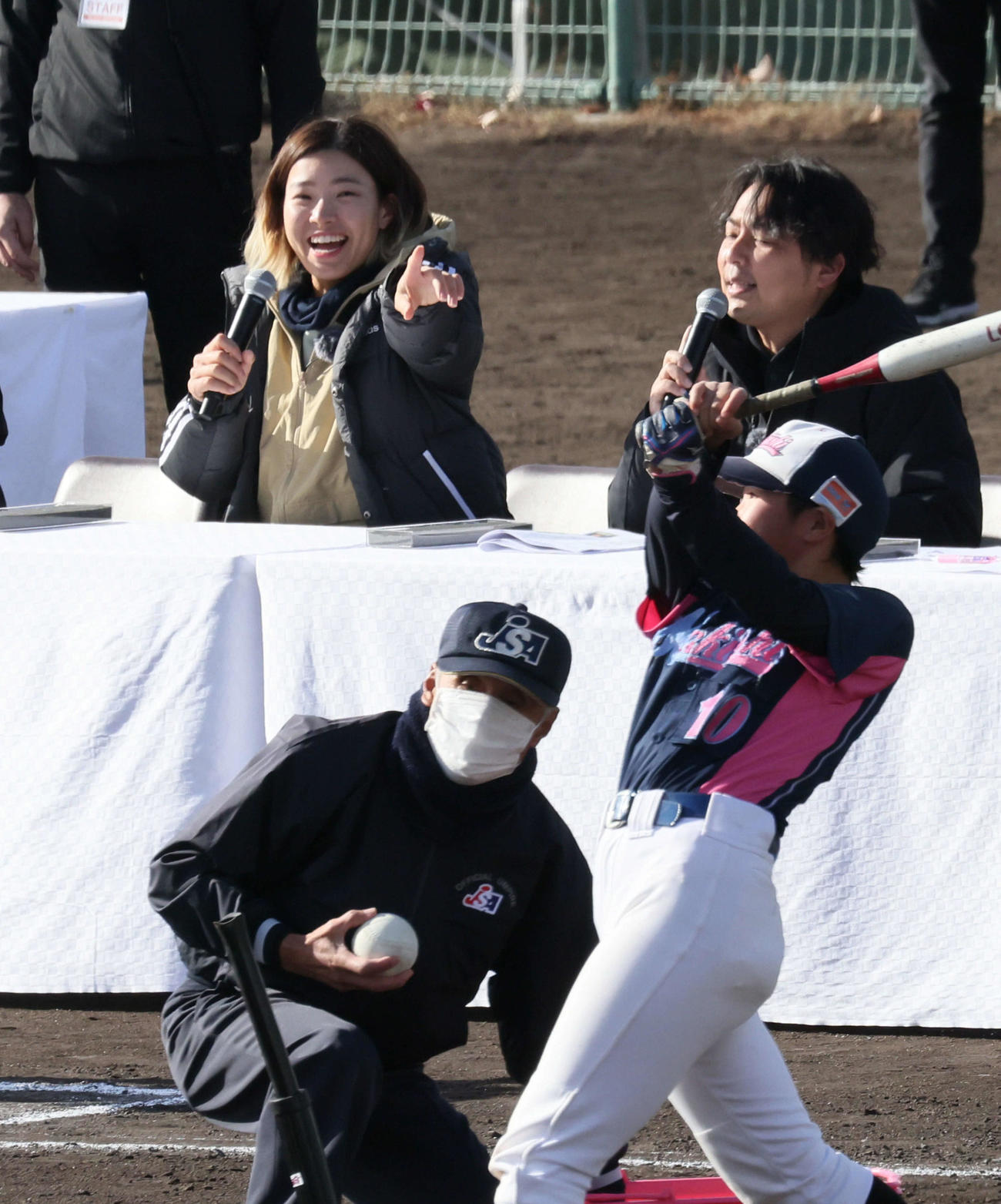 渋野日向子杯第1回岡山県ソフトボール大会のホームラン大会で盛り上がる渋野（後方左）（撮影・加藤孝規）