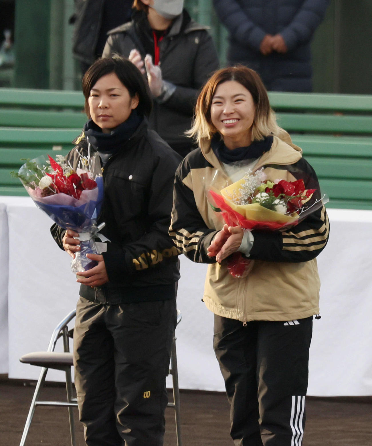 渋野日向子杯第1回岡山県ソフトボール大会　表彰式で花束を受け取った渋野（右）と原田のどか選手（撮影・加藤孝規）