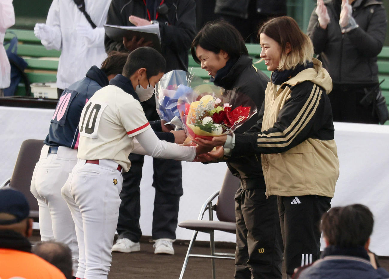 渋野日向子杯第1回岡山県ソフトボール大会　表彰式で花束を受け取る渋野（右）と原田のどか選手（撮影・加藤孝規）