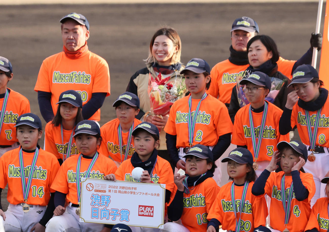 渋野日向子杯第1回岡山県ソフトボール大会　表彰式で花束を受け取る渋野（右）と原田のどか選手（撮影・加藤孝規）