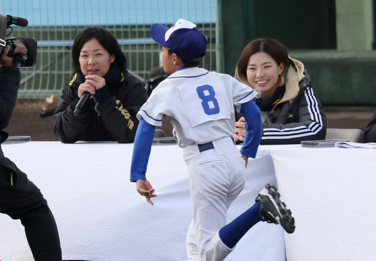 渋野日向子杯第1回岡山県ソフトボール大会　ベースランニング大会で盛り上がる渋野。左は原田のどか選手（撮影・加藤孝規）