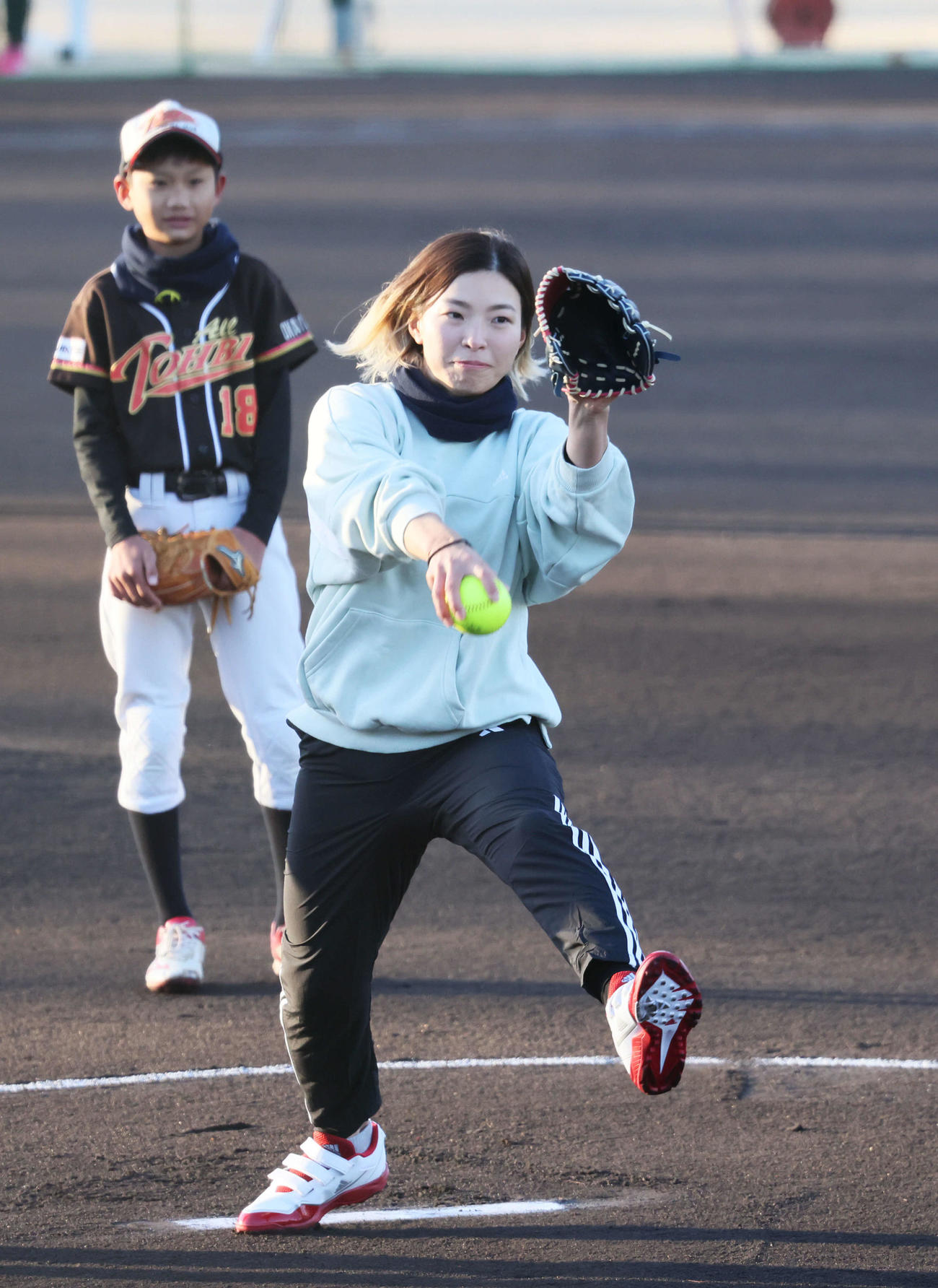 渋野日向子杯第1回岡山県ソフトボール大会　始球式で投げる渋野（撮影・加藤孝規）