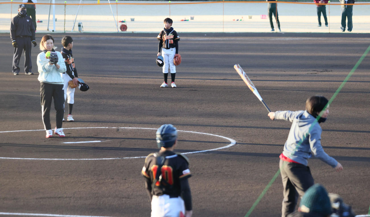 渋野日向子杯第1回岡山県ソフトボール大会　始球式で投げる渋野（左）とバッターの原田のどか選手（右）（撮影・加藤孝規）
