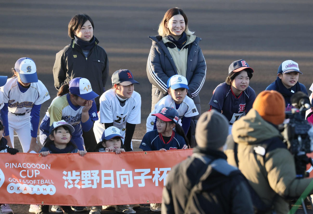 渋野日向子杯第1回岡山県ソフトボール大会　小学生と集合写真におさまる渋野（中央奥）。左隣は原田のどか選手（撮影・加藤孝規）
