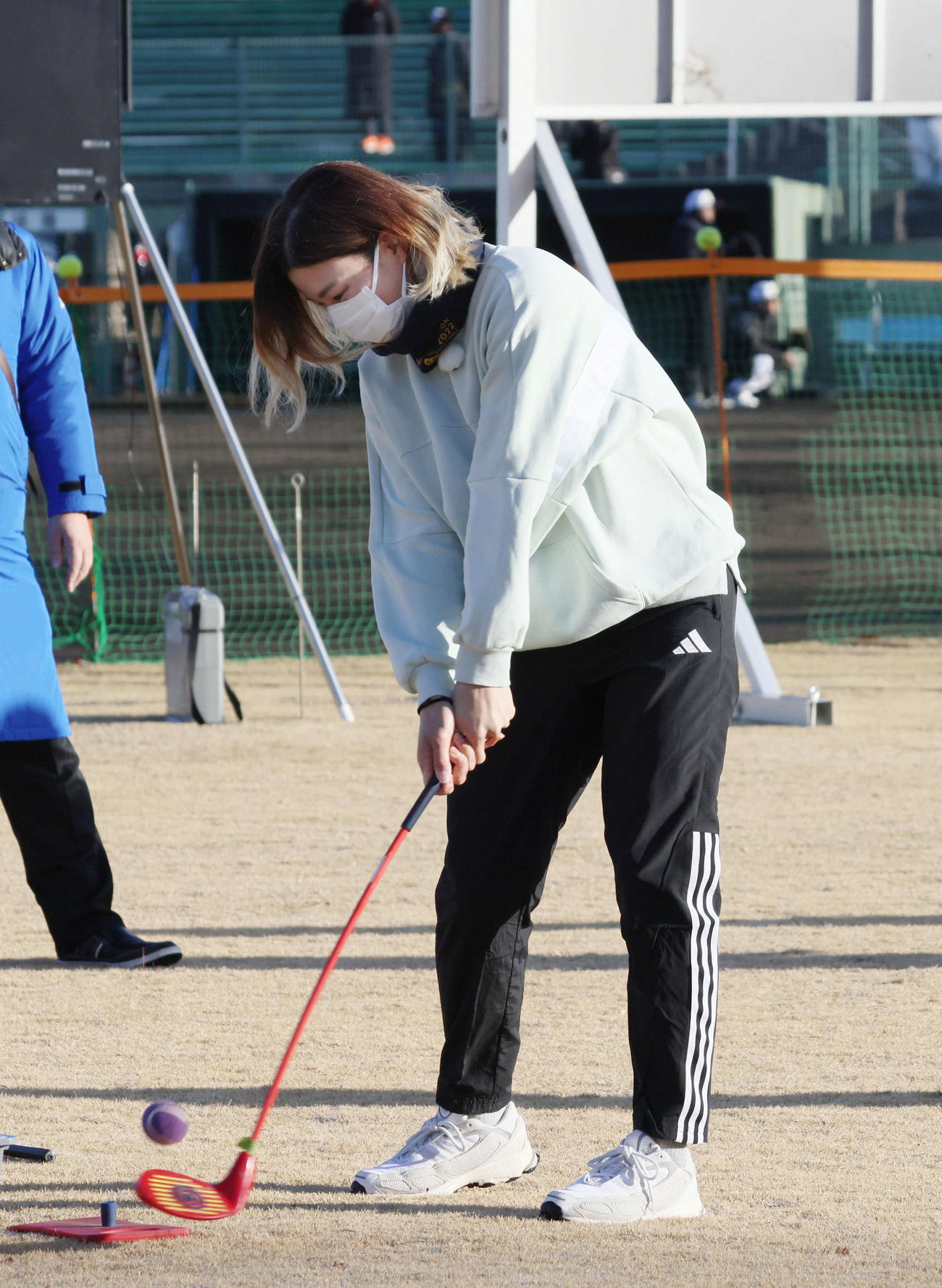 渋野日向子杯第1回岡山県ソフトボール大会　スナッグゴルフ教室で手本をみせる渋野（撮影・加藤孝規）