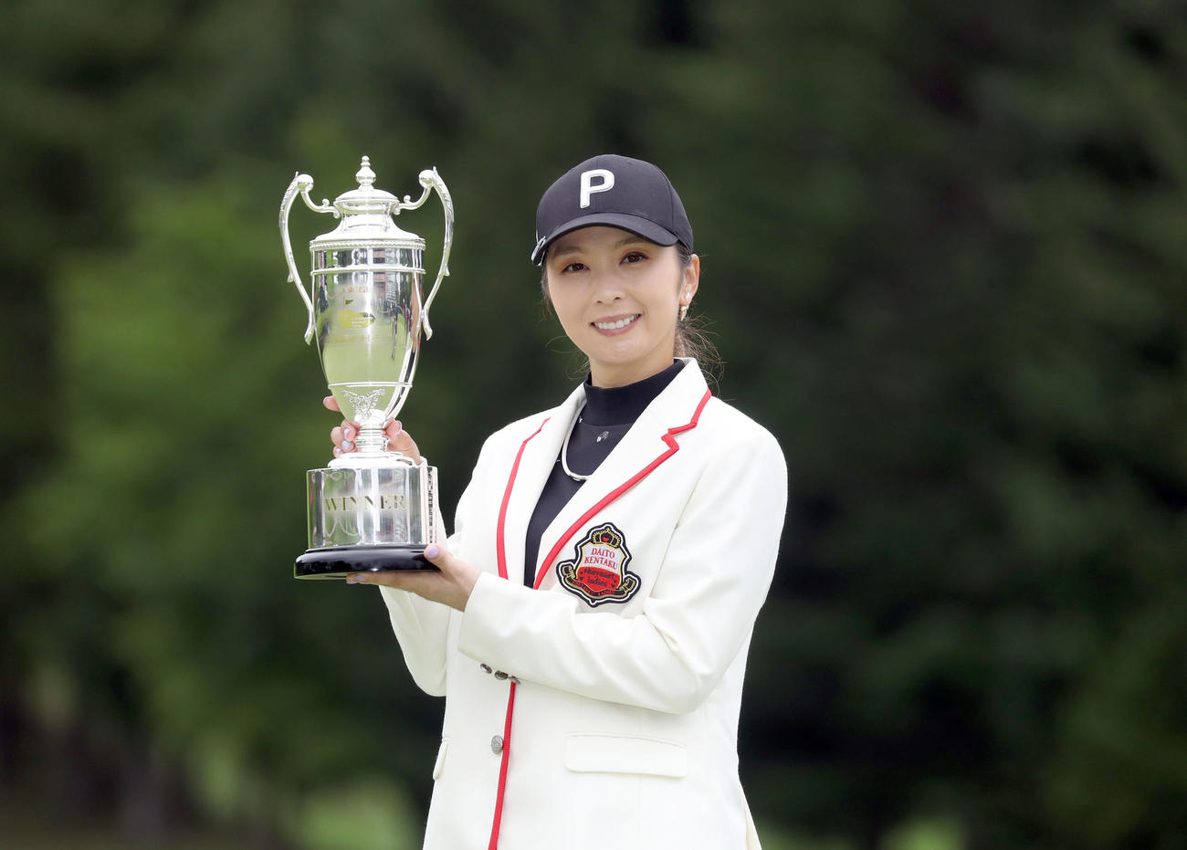 昨年7月の大東建託いい部屋ネット・レディスを制し、優勝杯を手に笑顔を見せる菊地