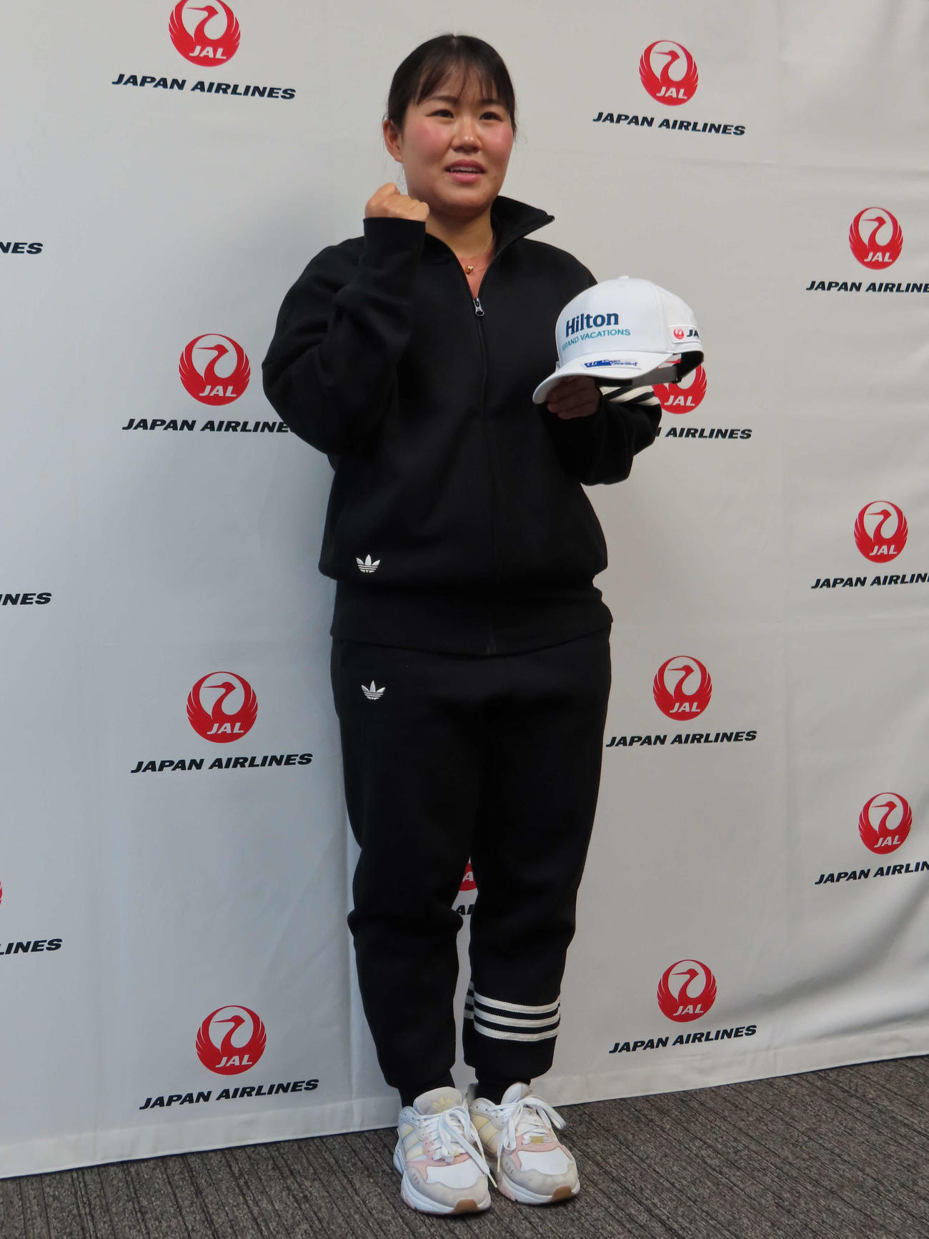 女子ゴルフの米ツアー開幕戦出発前に取材に応じる畑岡奈紗（撮影・近藤由美子）
