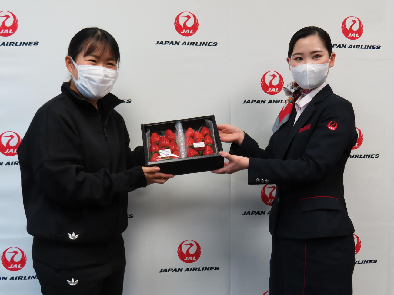 女子ゴルフの米ツアー開幕戦出発前に取材に応じる畑岡奈紗（左）。JALからいちごをプレゼントされて笑顔を見せる（撮影・近藤由美子）