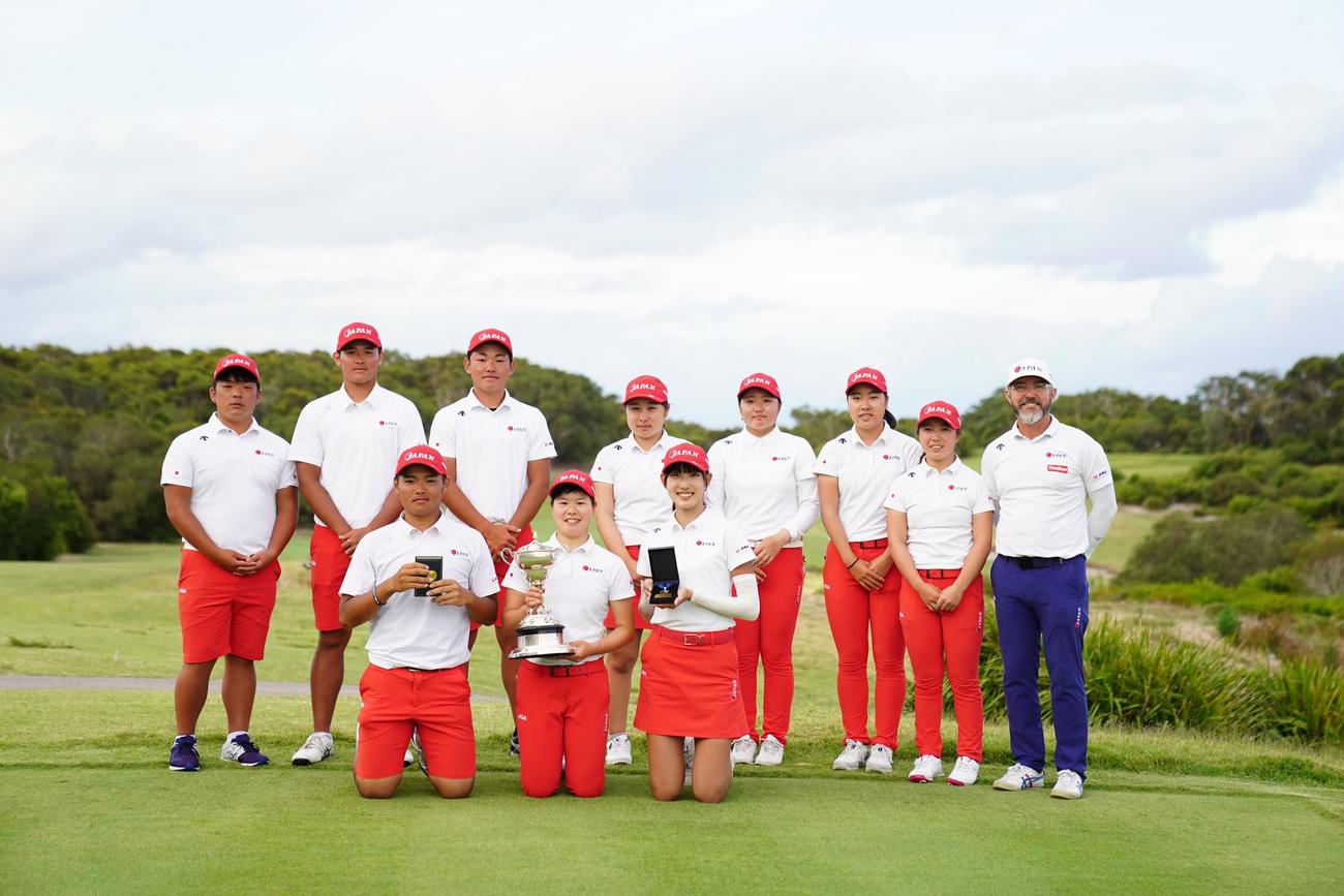 オーストラリア女子アマで優勝した橋本美月（前列中央）と2位に入った馬場咲希（前列右）©JGA