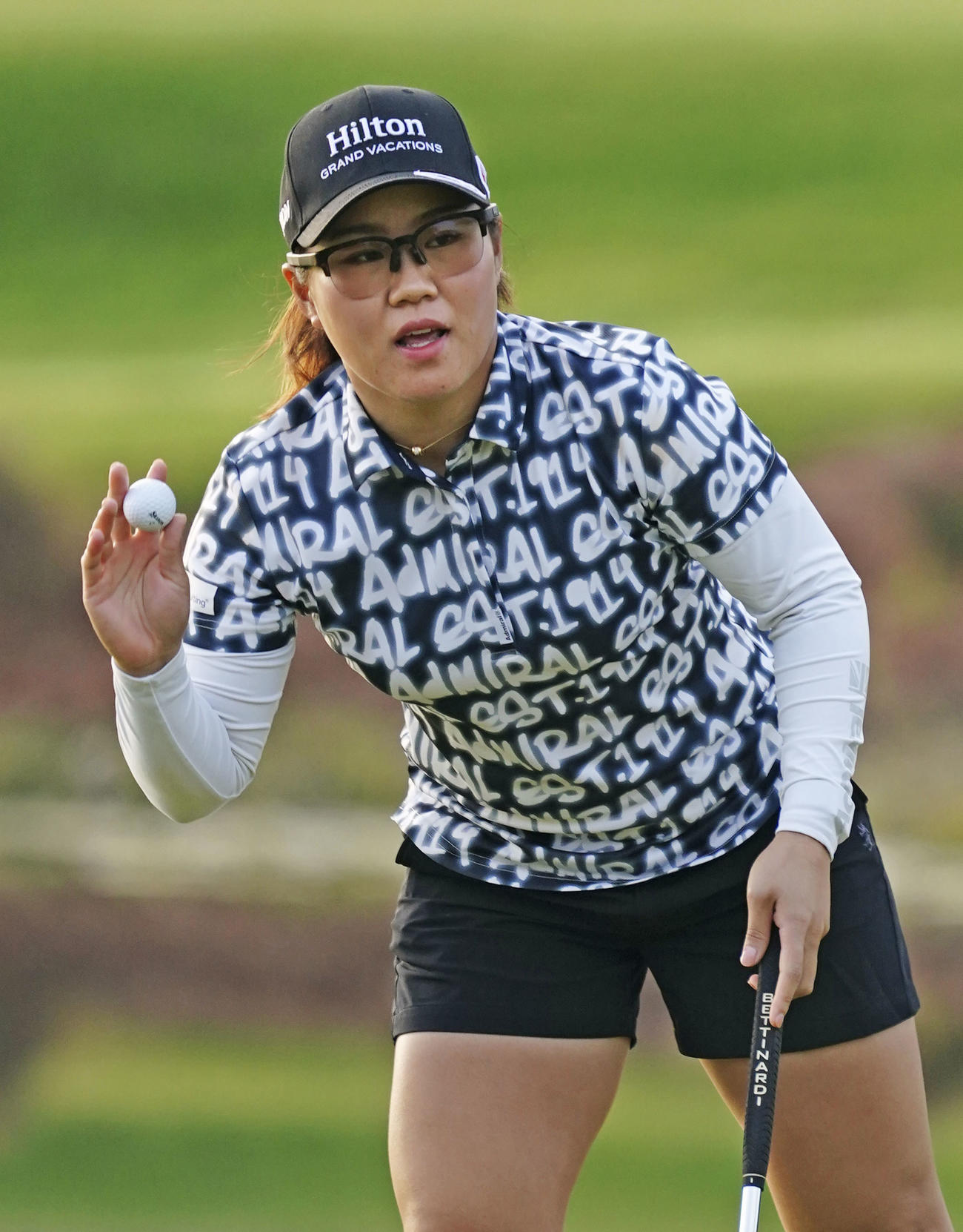 第2ラウンド、2番でバーディーを決め、拍手に応える畑岡奈紗（共同）
