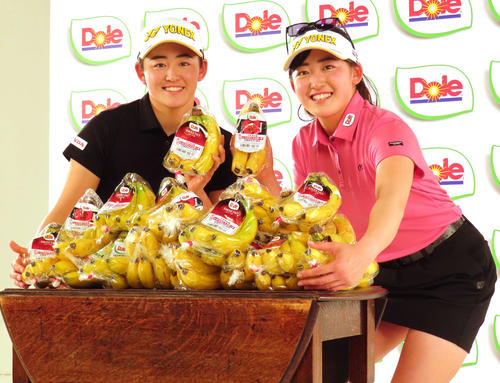 岩井明愛＆千怜、腰クネクネCM撮影「今年こそ2人で最終日最終組」双子姉妹でのV争い誓う - ゴルフ : 日刊スポーツ