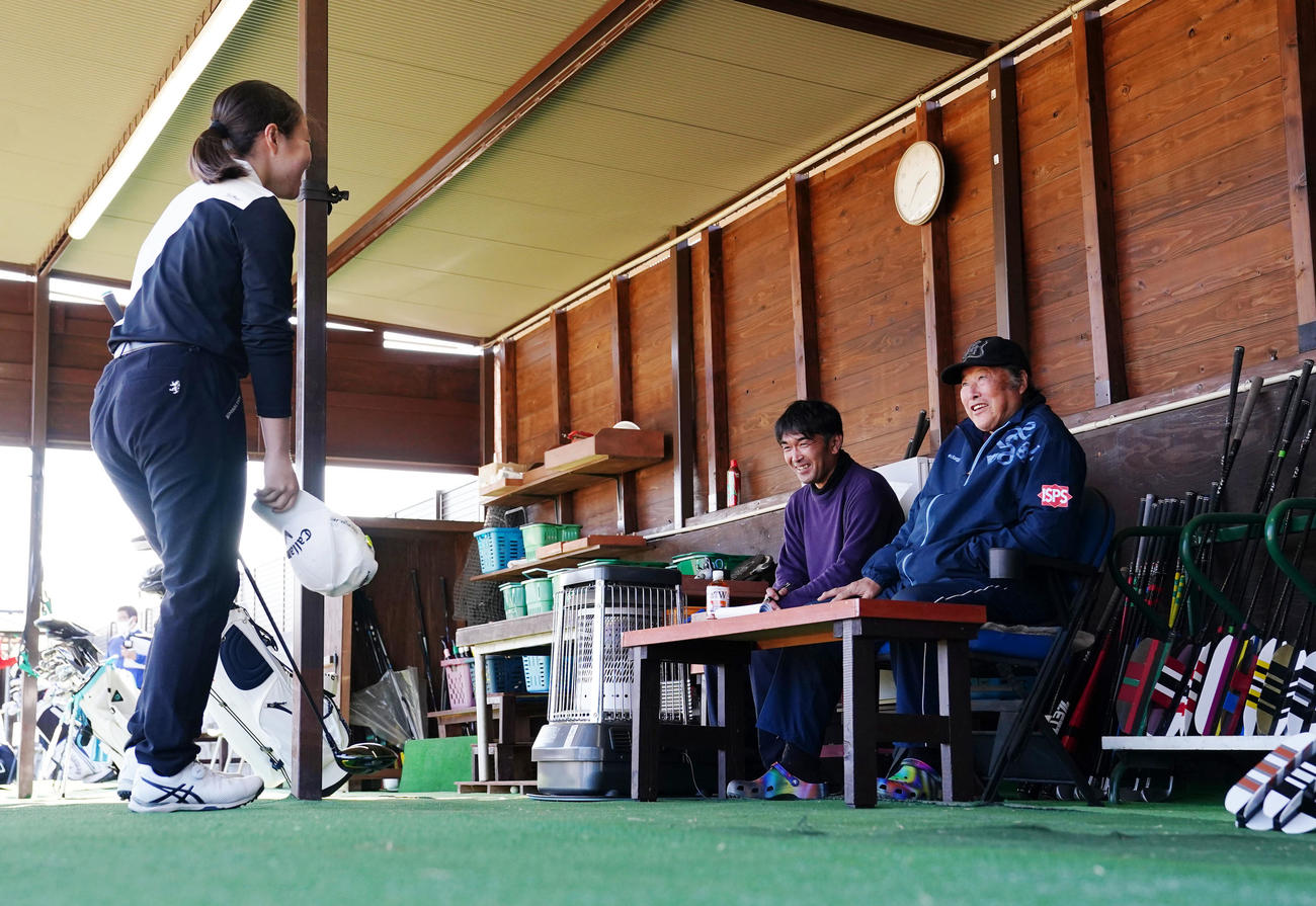 ジャンボ尾崎ゴルフアカデミーセレクションでテスト生に優しく声をかける尾崎（右）。右後方は山田コーチ（撮影・狩俣裕三）