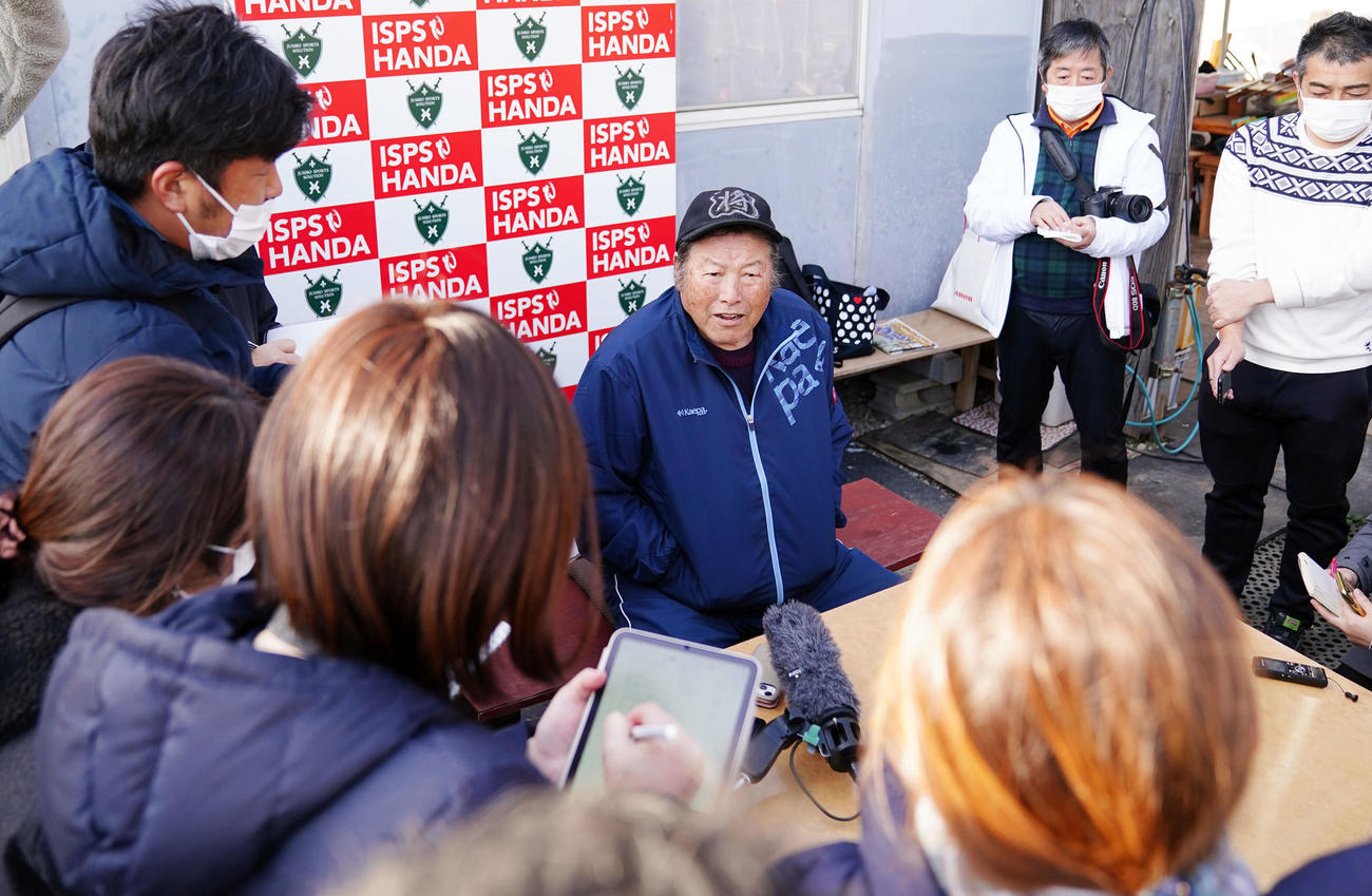 ジャンボ尾崎ゴルフアカデミーセレクションを終え、報道陣と話をする尾崎（中央）（撮影・狩俣裕三）