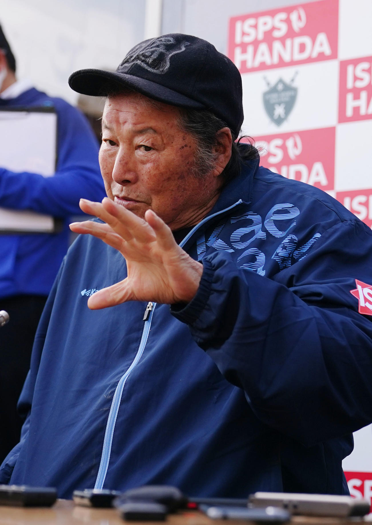 ジャンボ尾崎ゴルフアカデミーセレクションを終え、報道陣と話をする尾崎（撮影・狩俣裕三）