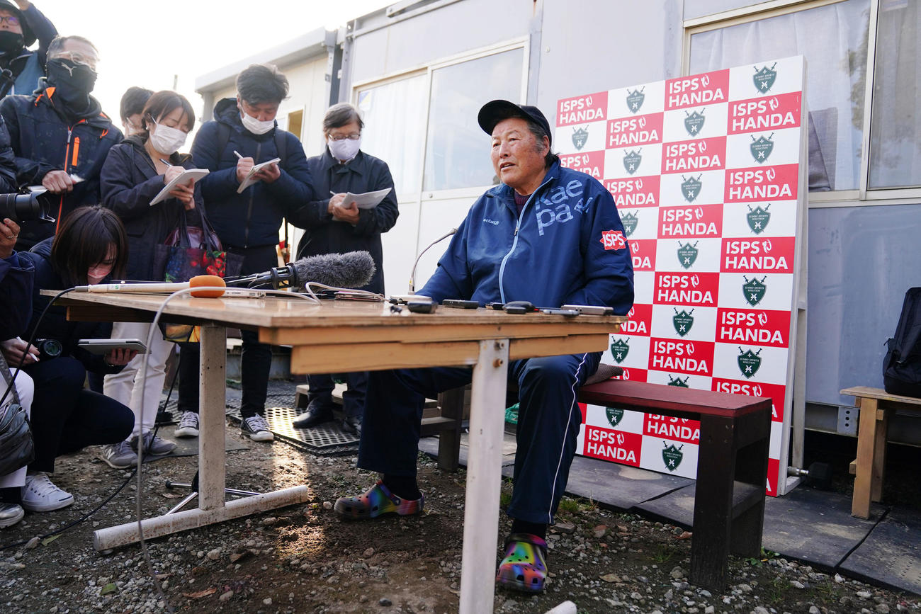 ジャンボ尾崎ゴルフアカデミーセレクションを終え、報道陣と話をする尾崎（撮影・狩俣裕三）