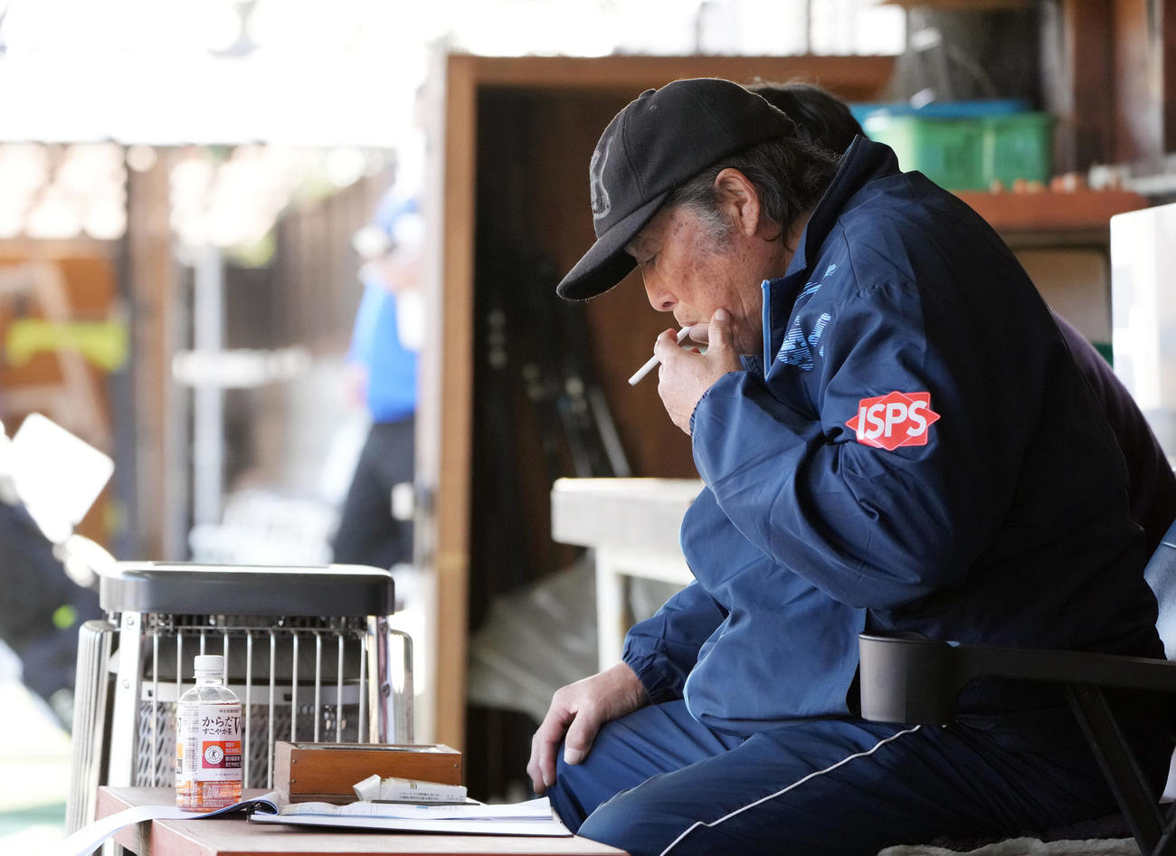 ジャンボ尾崎ゴルフアカデミーセレクションでテスト生の資料に目を通す尾崎（撮影・狩俣裕三）