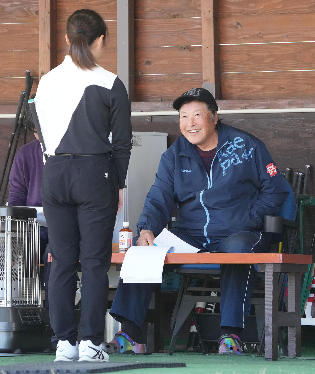 ジャンボ尾崎ゴルフアカデミーセレクションでテスト生（手前）のあいさつに笑顔を見せる尾崎（右）（撮影・狩俣裕三）