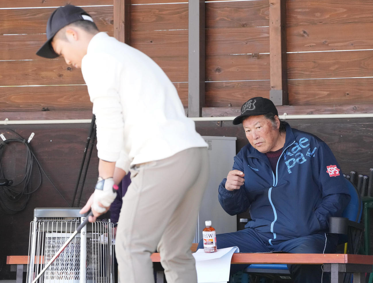 ジャンボ尾崎ゴルフアカデミーセレクションでテスト生に指摘する尾崎（右）（撮影・狩俣裕三）