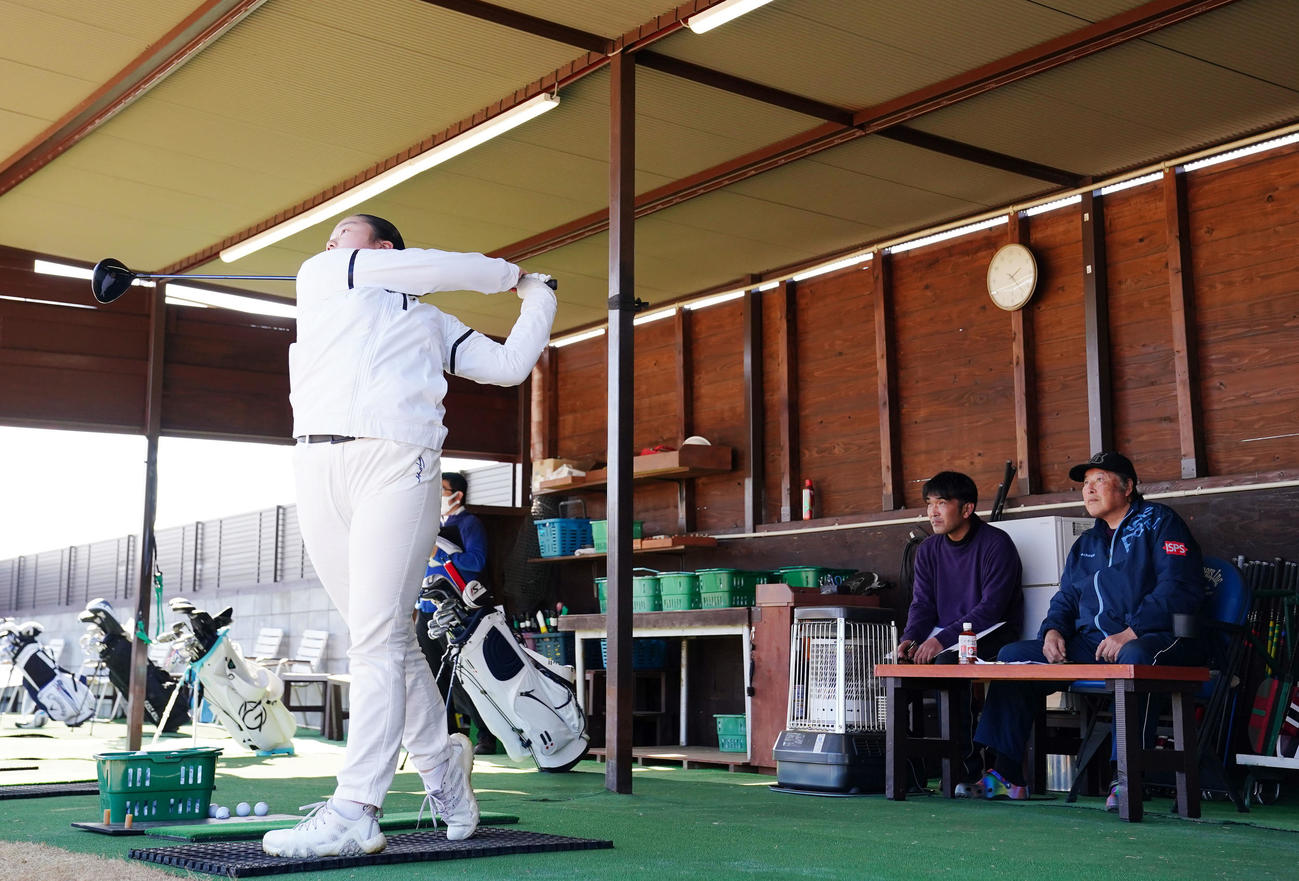 ジャンボ尾崎ゴルフアカデミーセレクションでテスト生のドライバーショットを見つめる尾崎（右）。右後方は山田コーチ（撮影・狩俣裕三）