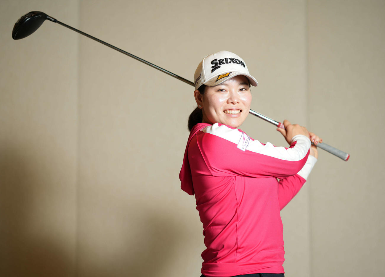 米女子ゴルフツアーに本格参戦する勝は、ドライバーを手に笑顔でポーズ（撮影・鈴木みどり）