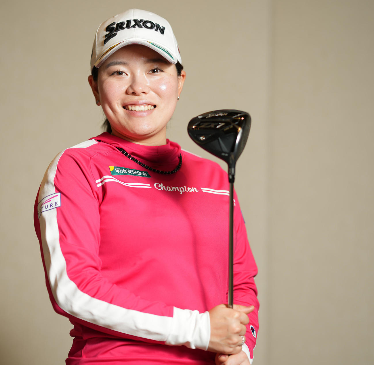 ドライバーを手に笑顔の勝みなみ（撮影・鈴木みどり）