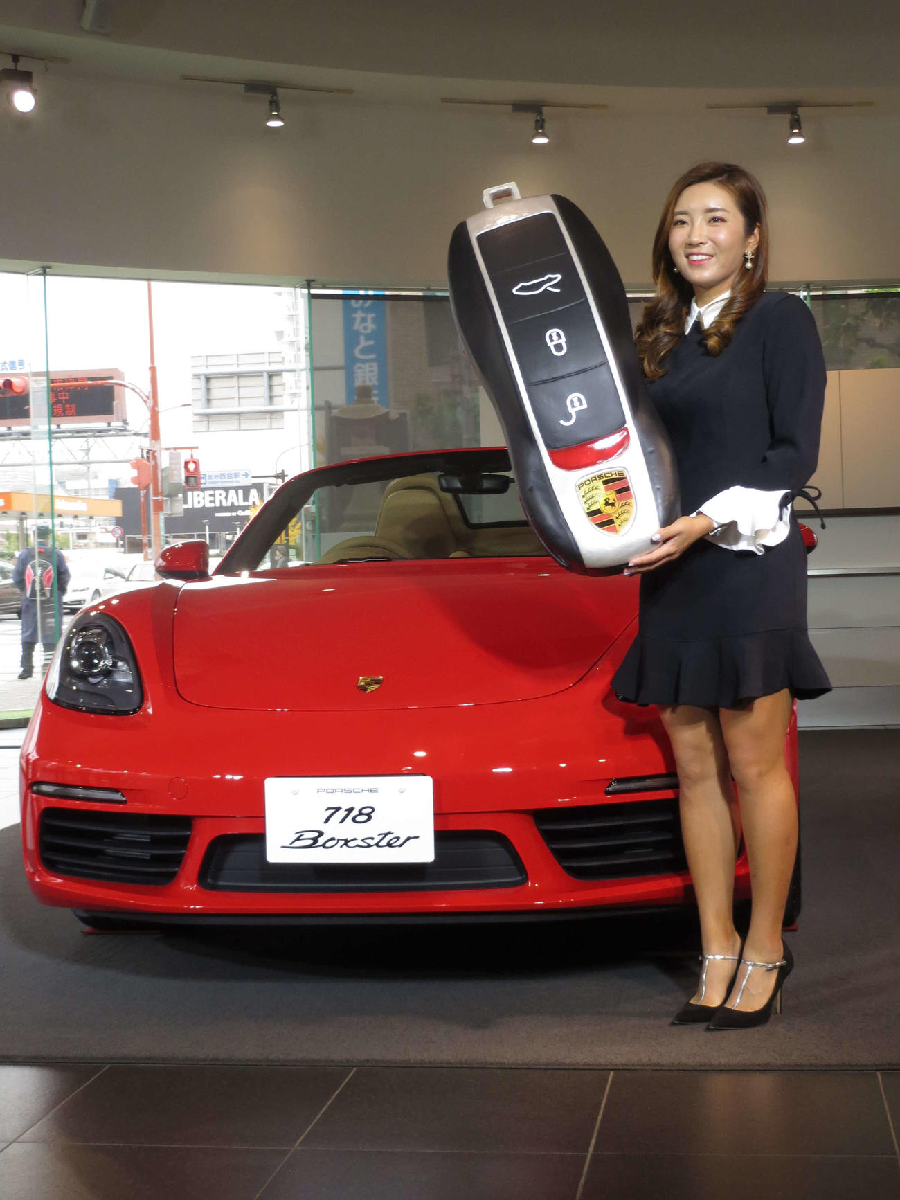 「ポルシェ718ボクスター」の贈呈式に出席したイ・ボミ（2016年11月14日撮影）