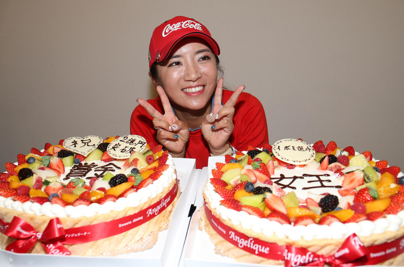 賞金女王を決めたイ・ボミはお祝いのケーキで祝福される（2015年11月15日撮影）