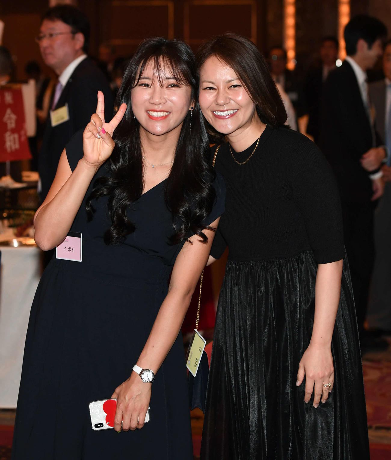 ワールドレディスチャンピオンシップサロンパスカップの前夜祭で笑顔の宮里さん（右）とイ・ボミ（2019年5月7日撮影）