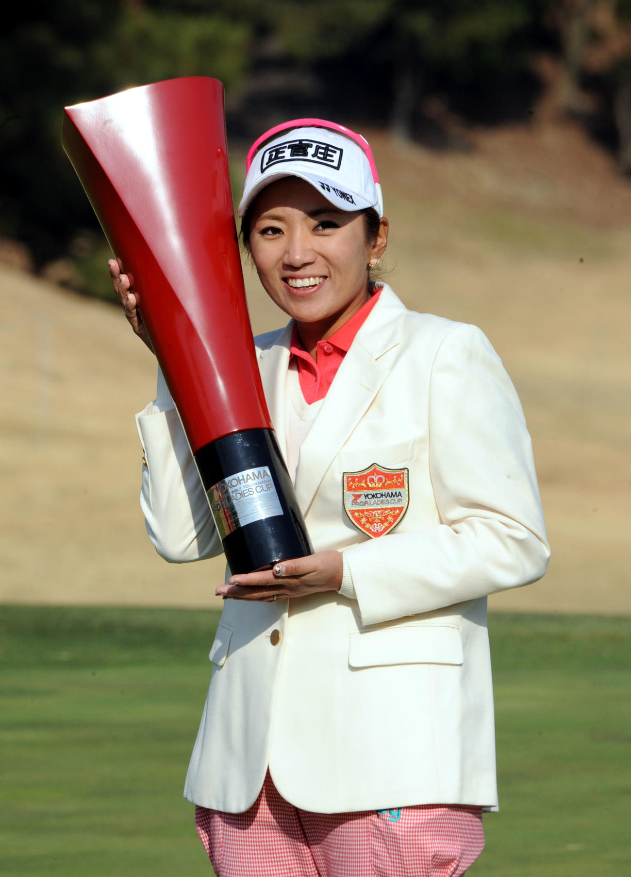 日本ツアー初優勝のイ・ボミはトロフィーを抱え笑顔（2012年03月11日撮影）