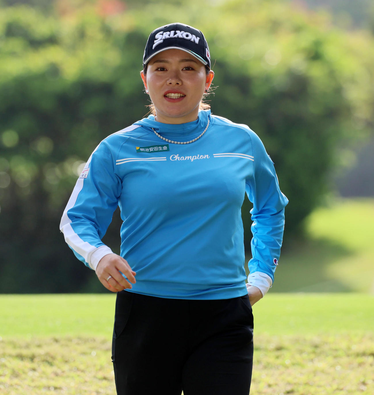 練習ラウンド　14番を終え移動する勝（撮影・加藤哉）