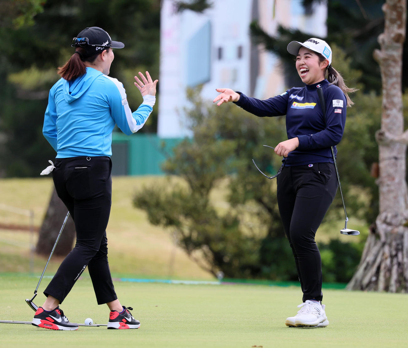 練習ラウンド　練習場で勝みなみ（左）と談笑する山下美夢有（撮影・加藤哉）