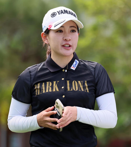 練習ラウンド　1番、ティーグラウンドへ向かう永井花奈（撮影・加藤哉）