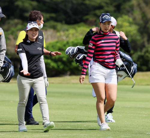 練習ラウンド　17番、上田桃子（右）と話ながら歩く西村優菜（撮影・加藤哉）