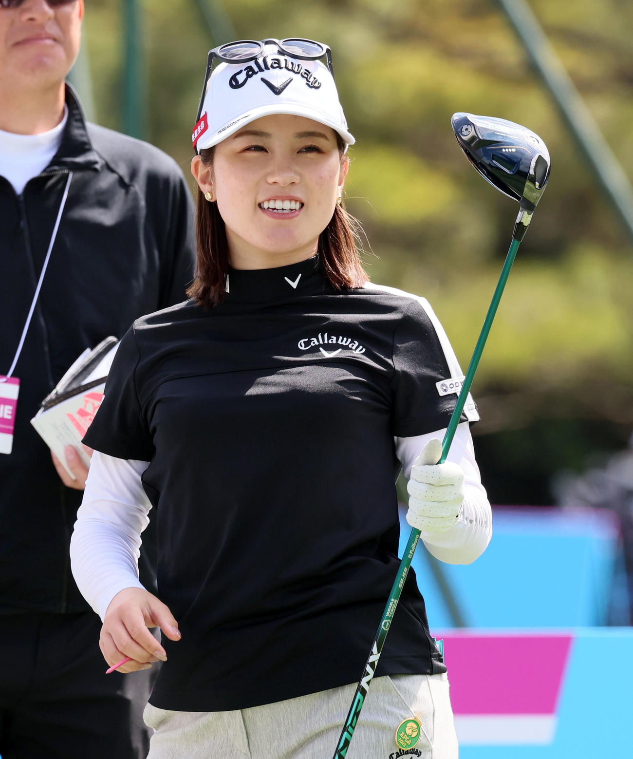 練習ラウンド　18番、ドライバーを手に笑顔を見せる西村優菜（撮影・加藤哉）