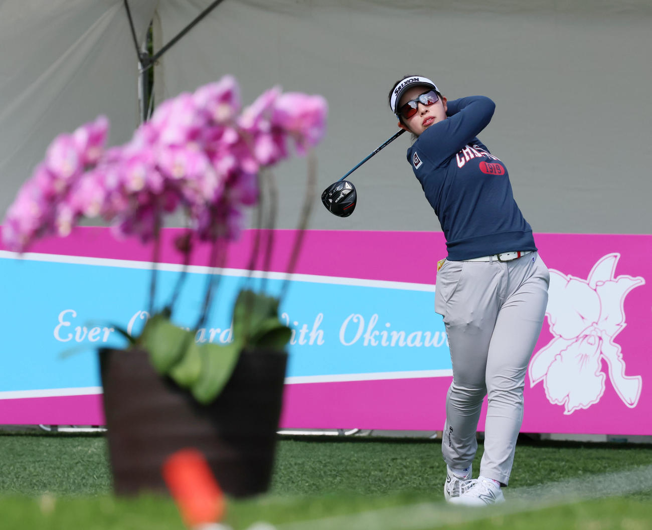 プロアマ戦　10番、オーキッドの花を前にティーショットを放つ山下美夢有（撮影・加藤哉）