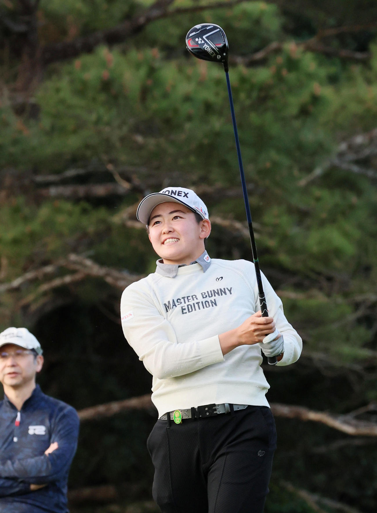 プロアマ戦　15番、ティーショットを放つ岩井明愛（撮影・加藤哉）